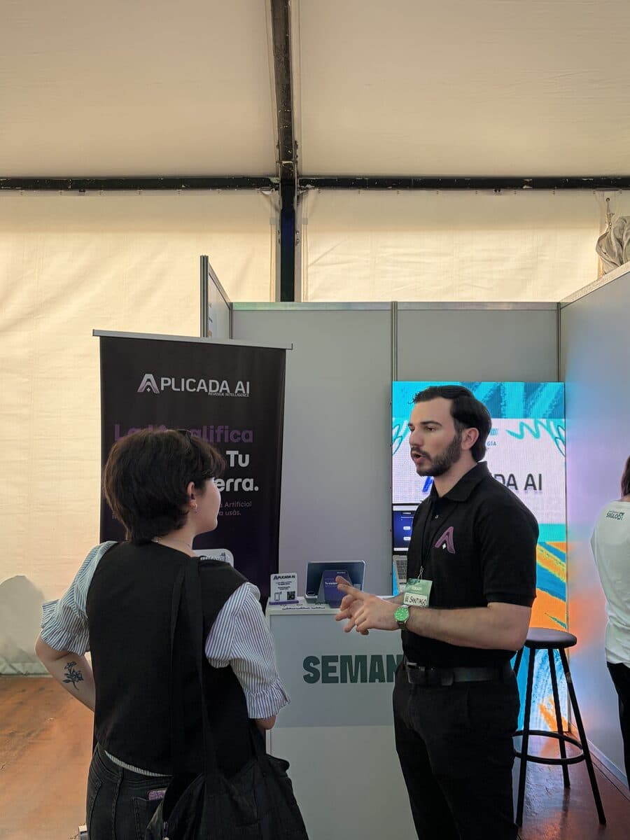 Talking with a visitor at the Aplicada AI stand