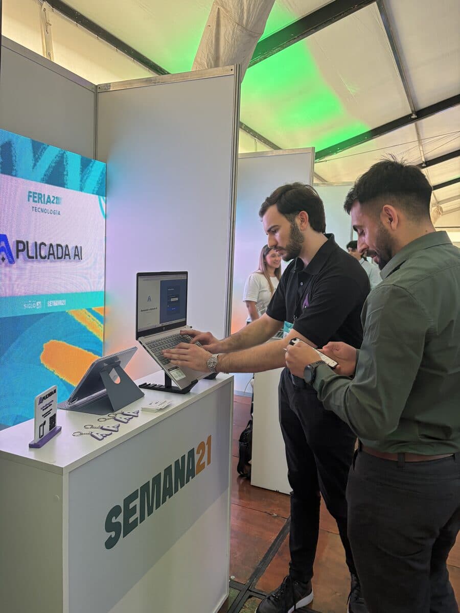 Live demo of Aplicada AI with visitors at the stand